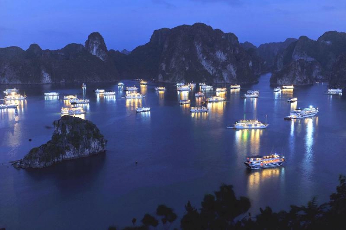 Cruise nightlife service launched in Quang Ninh province